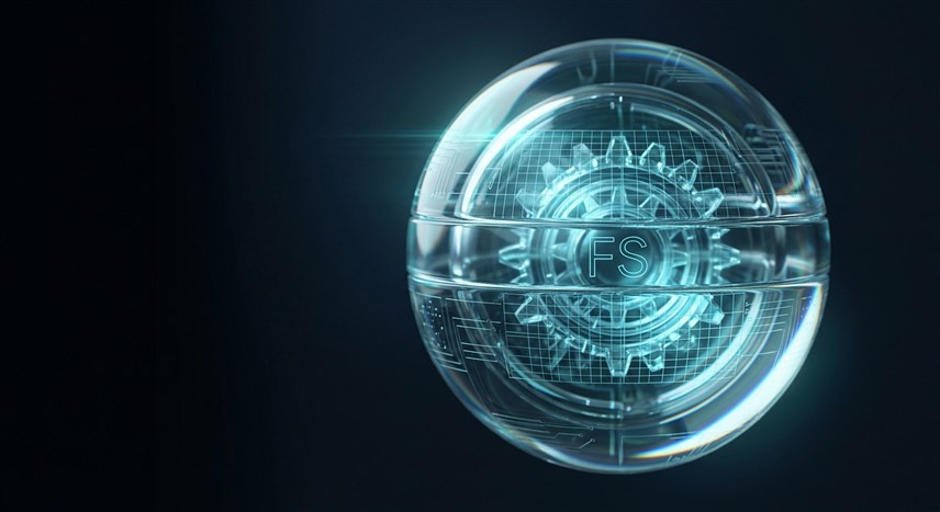 Spielchips und Spielkarten auf Pokertisch